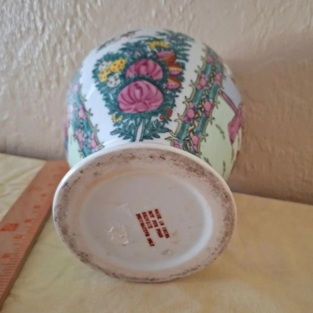 Vintage Chinese Family Rose Medallion Hand-Painted Asian‎ Porcelain Vase